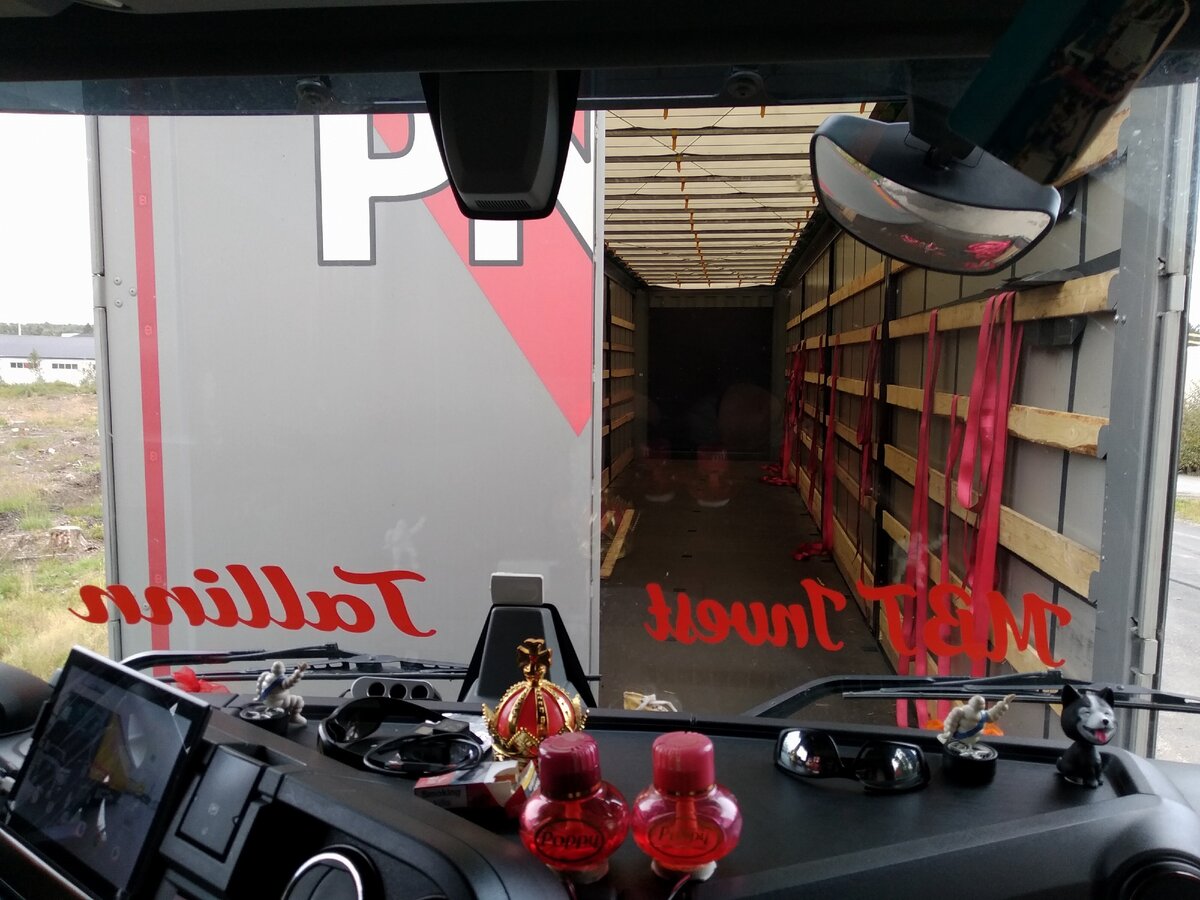 Решил я заклеить , серебристые вставки спереди на машине , но погода ветер такой сильный , поэтому решил этим заняться в прицепе , к тому же удобно дотянуть удлинитель что бы включить фен , конечно жаль , что из за такой погоды не все успел 