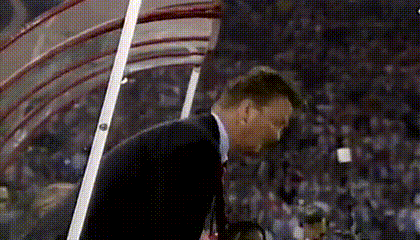 Марчелло Липпи с сигарой. (где-то сейчас, запершись в ванной и пересматривая эти кадры, тихо плачет Маурицио Сарри)