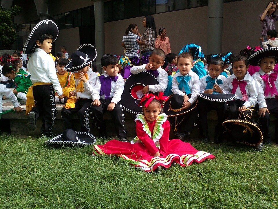 https://cdn.pixabay.com/photo/2016/02/05/18/08/mariachi-1181690_960_720.jpg