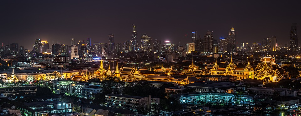 https://pixabay.com/photos/grand-palace-bangkok-temple-night-1822487/