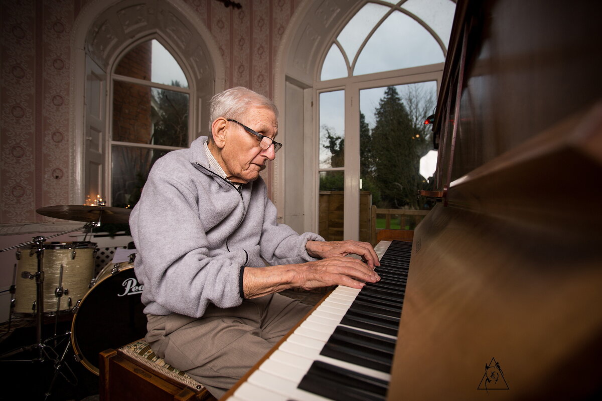 Фортепиано, баян, ударные, флейта и даже скрипка! А почему бы и нет?