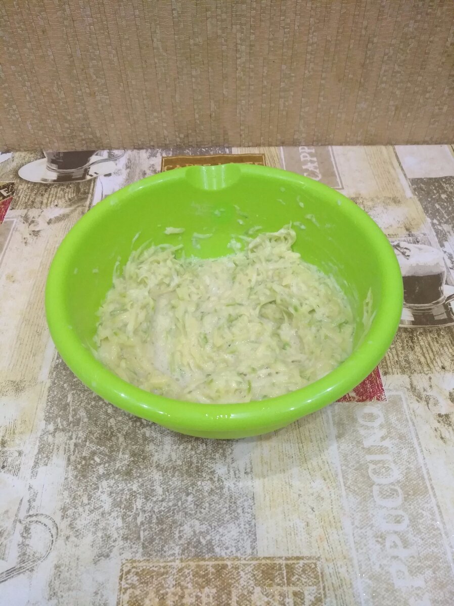 Кладем все в одну миску