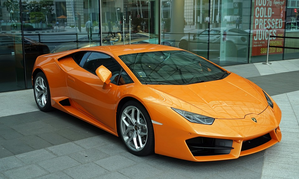 https://cdn.pixabay.com/photo/2017/03/12/19/12/lamborghini-2137815_960_720.jpg