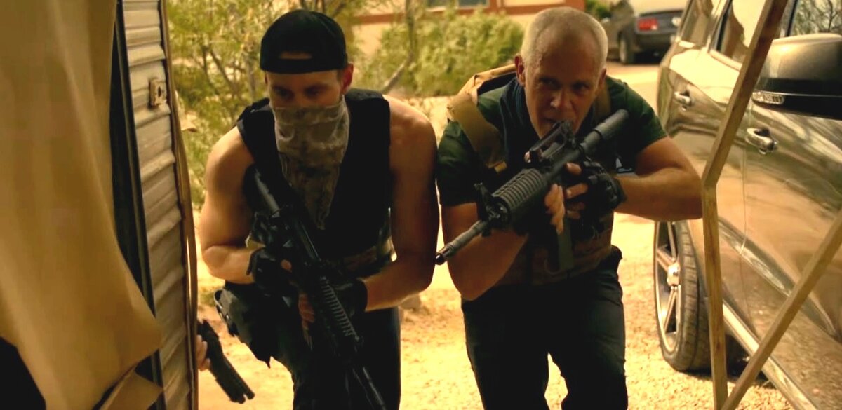 - Курки, яйки, млеко, наркотики, оружие, контрабанда есть? 