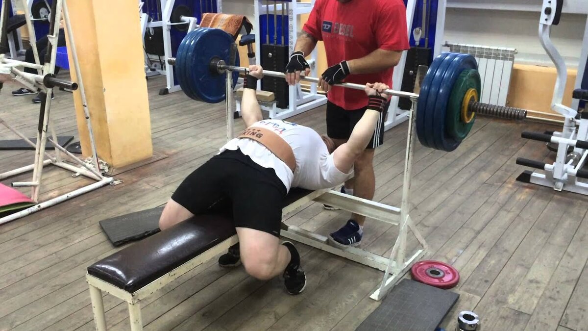 Этот парень понимает, что всё серьёзно и надел пояс)