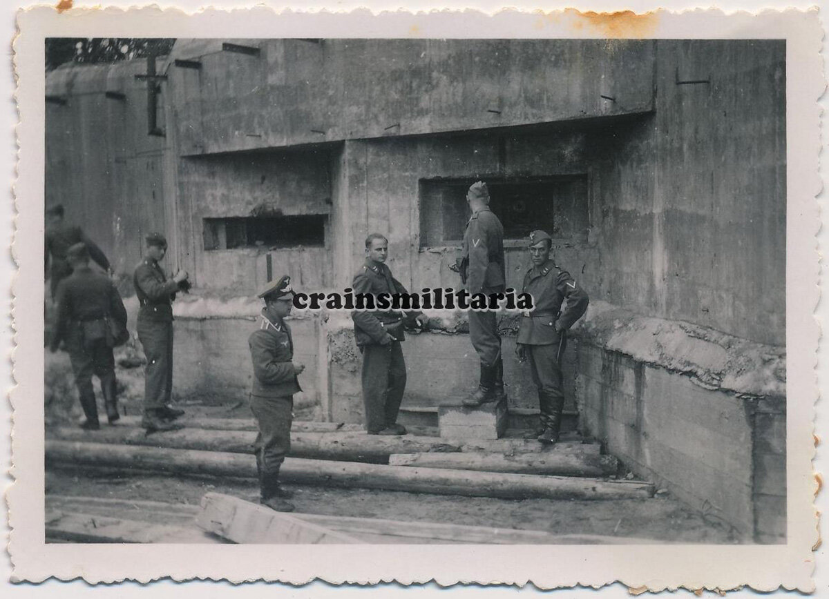 Немецкое фото советского орудийно-пулеметного полукапонира  на"Линии Молотова" построенного в бетонной ванне. Ванну хорошо видно, она на фото снизу, ее верхний край у солдат на уровне пояса. Фото с сайта ebay.com