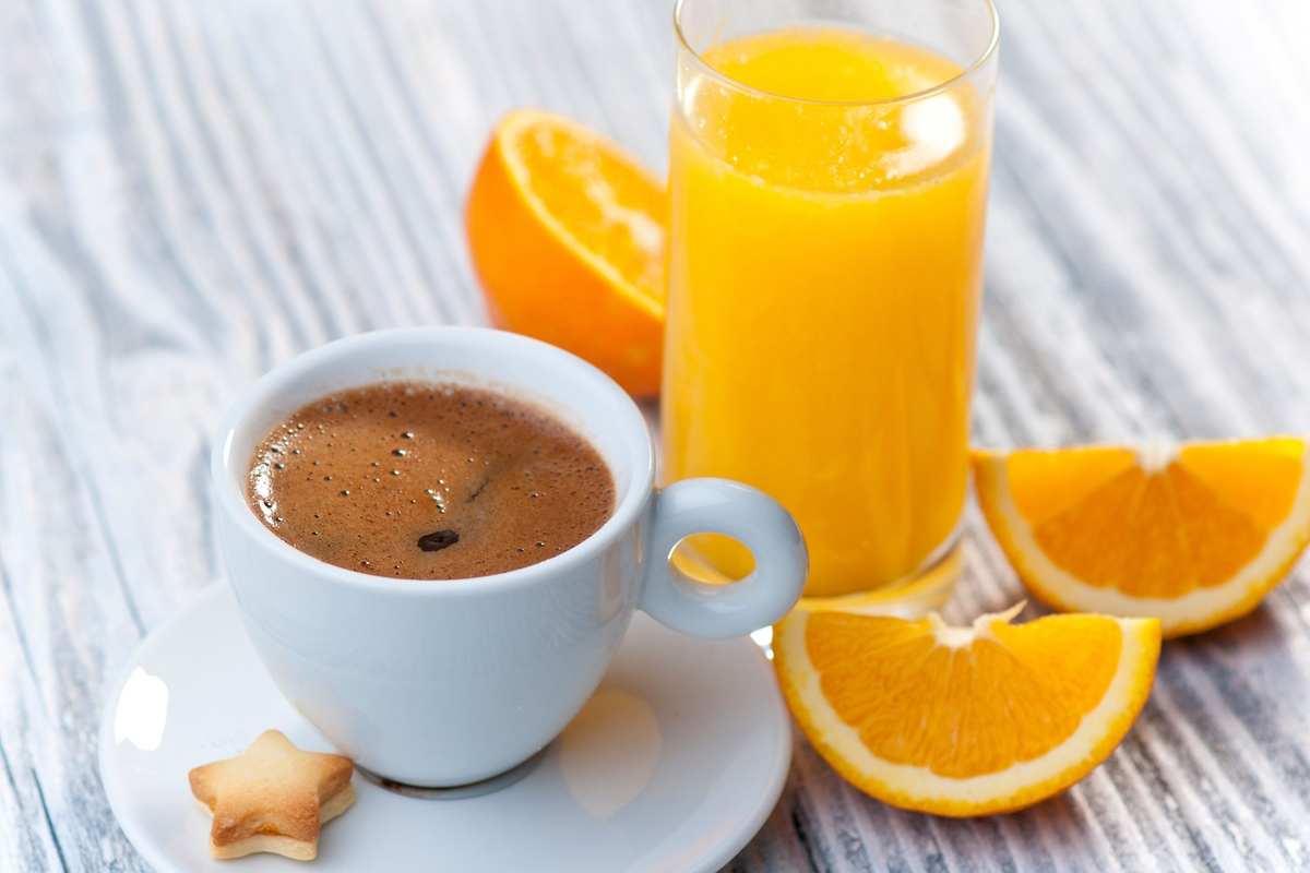 Кофе с апельсиновым соком. Чай сок. Апельсиновый сок. Кофе апельсины с добрым утром. Апельсин на завтрак