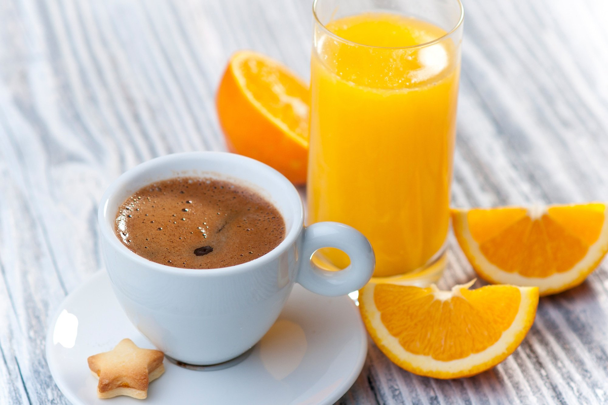 Orange coffee. Кофе с апельсиновым соком. Чай кофе сок. Чай кофе с апельсиновым соком. Чашка кофе и апельсиновый сок.