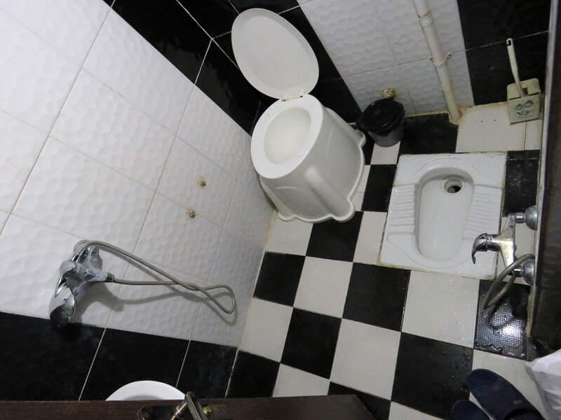 Мусульманский туалет. Мусульманский туалет без унитаза. Мусульманский санузел. Унитаз для мусульман. Туалетная комната для мусульман.