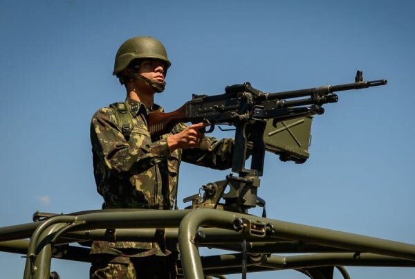 FN MAG и пулеметчик бразильской армии.