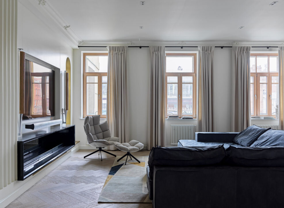 Гостиная. Диван, Baxter; кресло, B&B Italia; ковер Tapis Rouge Atelier; латунная арка, Dordi. 