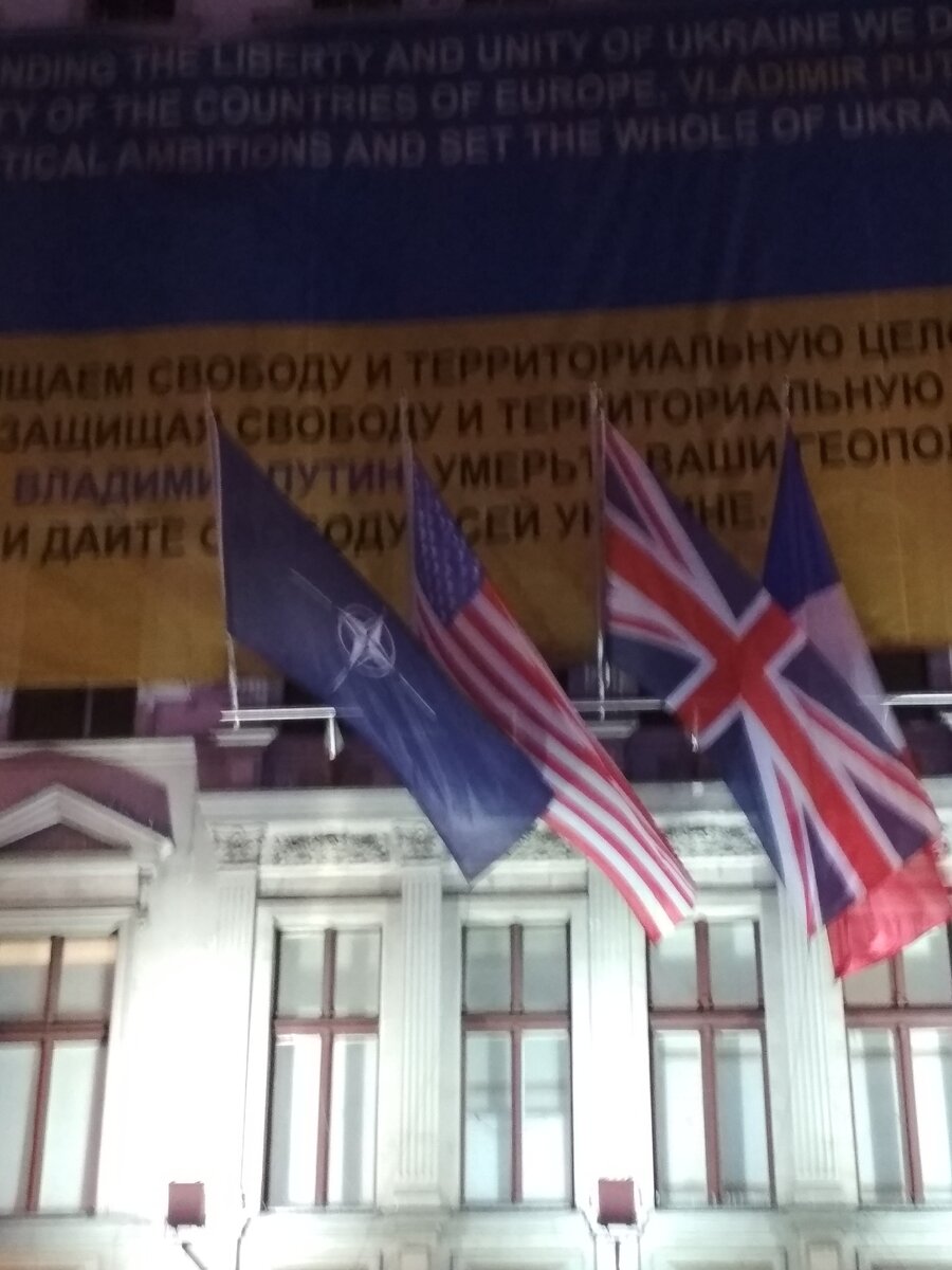 Послание Самизнаетекому на стене какого то здания. Сами знаете по поводу чего :)