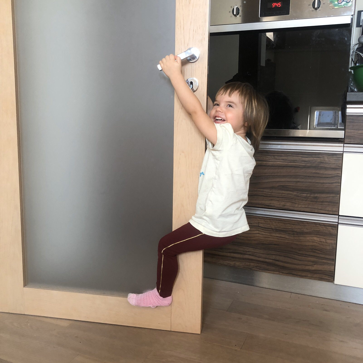 Внимание- Вопрос: Какой звук может издавать дверь под действием веса этой девчушки? 