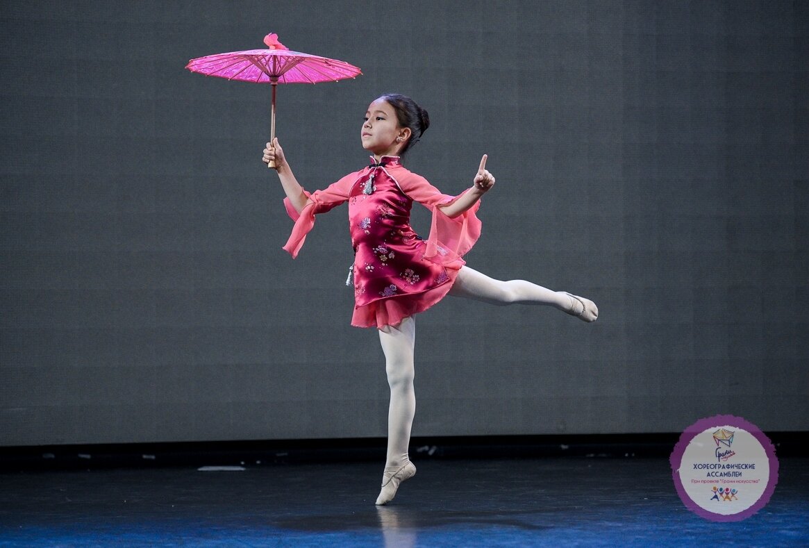 Танцевальный конкурс в китайском ресторане