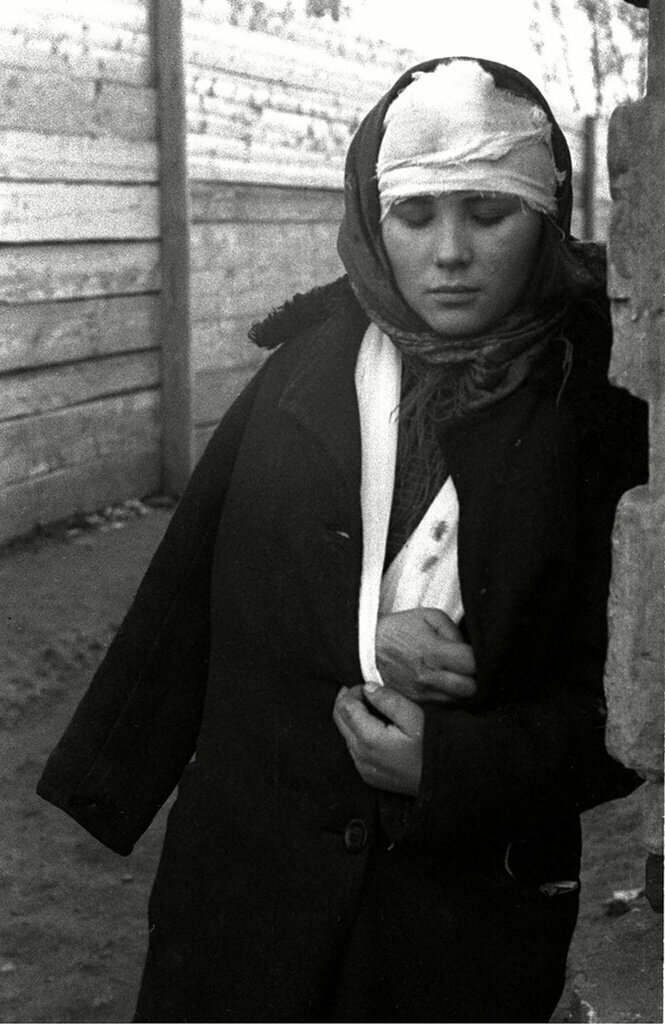 Раненая медсестра в прифронтовом госпитале. Подмосковье, 1941–1942. Снимок фотокора Павла Трошкина. Погиб в 1944-м году