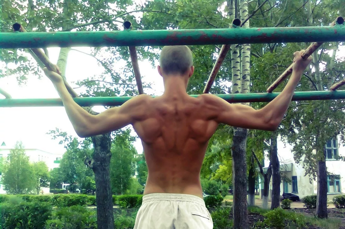 На этом фото прогресс спины Гены после 4-рёх месяцев тренировок от начала его отважного заявления.