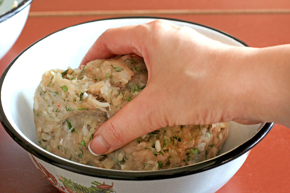 Из дома выходить нельзя. И я решила поднять настроение семье. Приготовила люля-кебаб из курицы на сковороде.