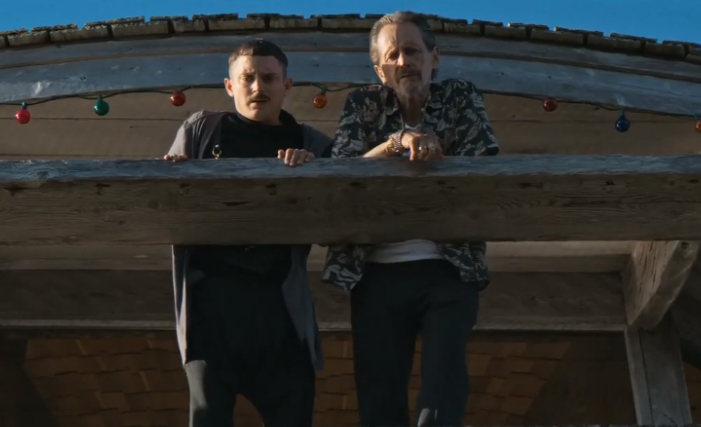 Отец и сын за «душевной беседой»  