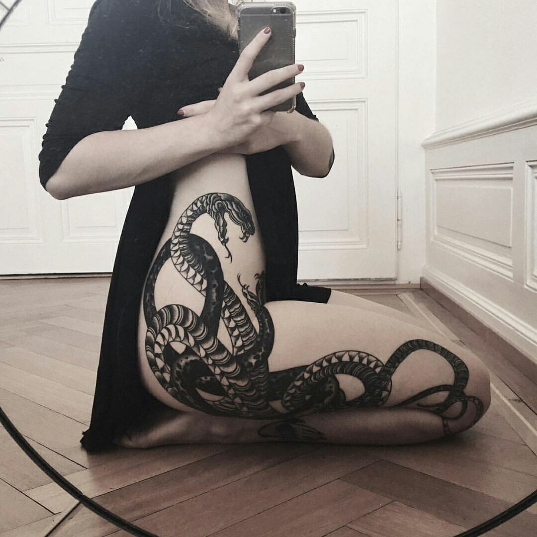 Змеи в жопах девушек. Тату змея на ноге. Татуировка змея на бедре. Тату змеи для девушек. Тату змея для девушек.