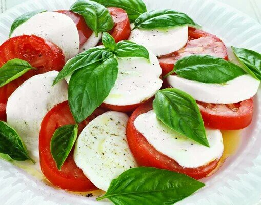 Капрезе — один из самых популярных и простых итальянских салатов.