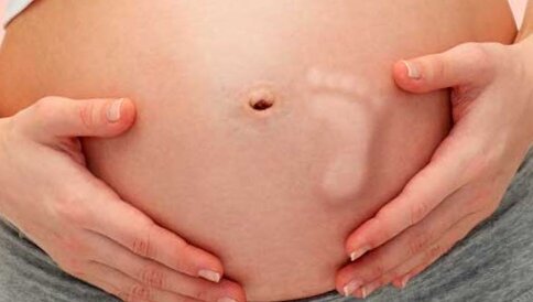 Почему ребенок толкается? О чем говорят сильные толчки эмбриона