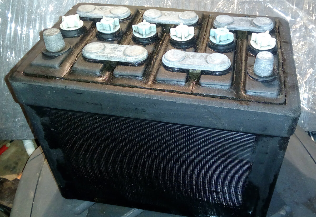 Использовались и старые автомобильные аккумуляторы. Преимуществом у старых аккумуляторов были перемычки, при помощи которых можно было добиться нужного напряжения