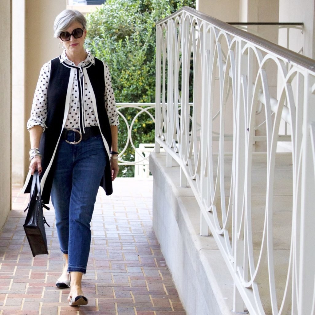 Зрелая женщина в прямых джинсах. /Фото: avatars.mds.yandex.net