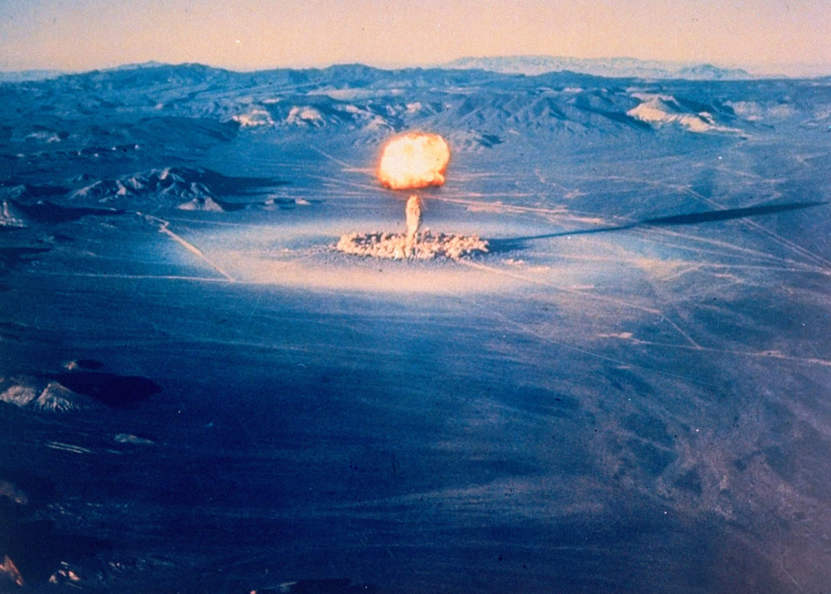 Nuclear testing. Остров новая земля ядерный полигон. Новая земля полигон водородная бомба. Новая земля полигон ядерных испытаний. Испытательный полигон на новой земле.