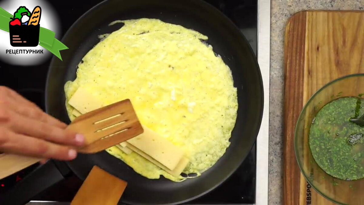 Как только желток готов выкладываю сыр // Авторское фото - Webspoon