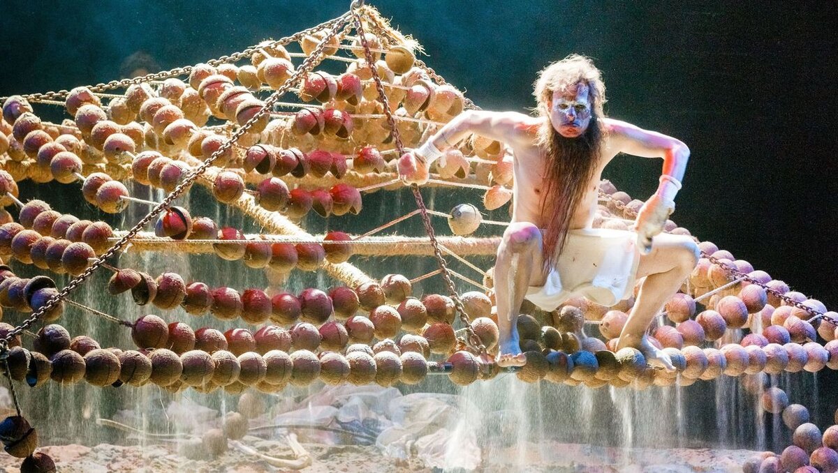 В интервью «В конечном итоге Энгельгардт был белым колонизатором, поэтому местных жителей заставили принять это и не подвергать сомнению его авторитет», - говорит Крахт. «Он не мог просто быть голым в Германии; его бы арестовали».