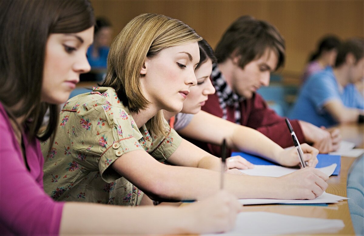 Обучение в школе и в колледже отличается, прежде всего, своей направленностью