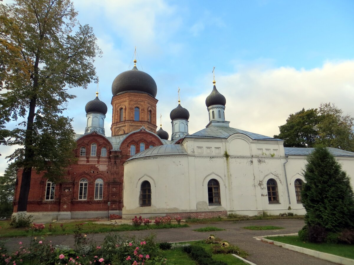 На площадке у входа на остров