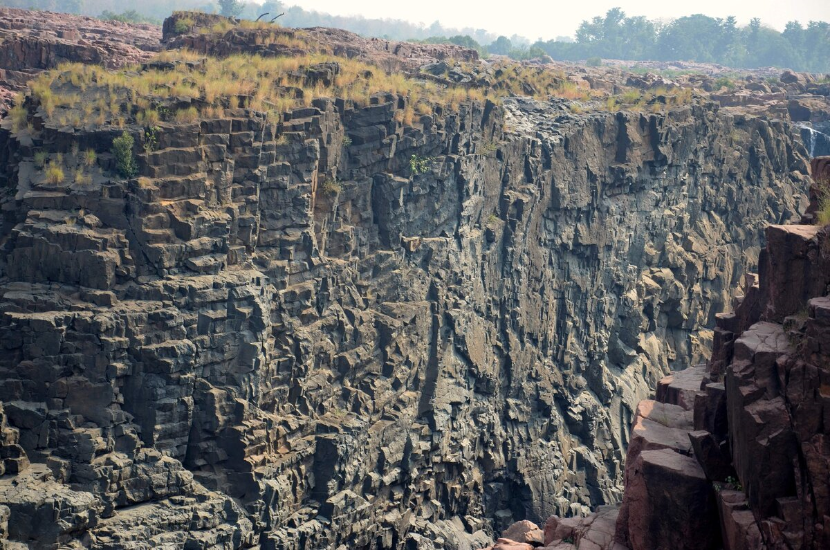 Живописный каньон реки Кен, который в сезон дождей, доверху заполнен бурлящей водой. #Фото автора.