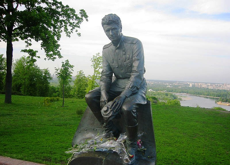 Памятник будем жить. Памятник Леониду Быкову (маэстро). Памятник Леониду Быкову в образе маэстро. Памятник Леониду Быкову в Киеве.