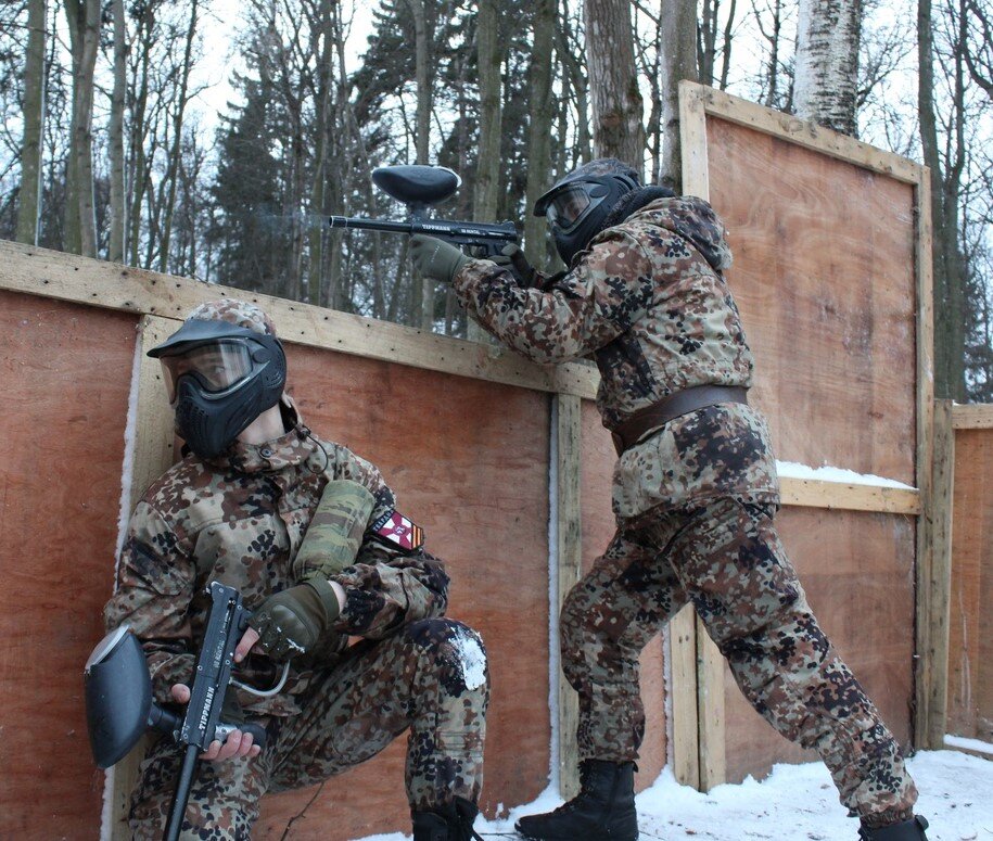 Сценарная пейнтбольная игра. Картинка с пейнтболистами.