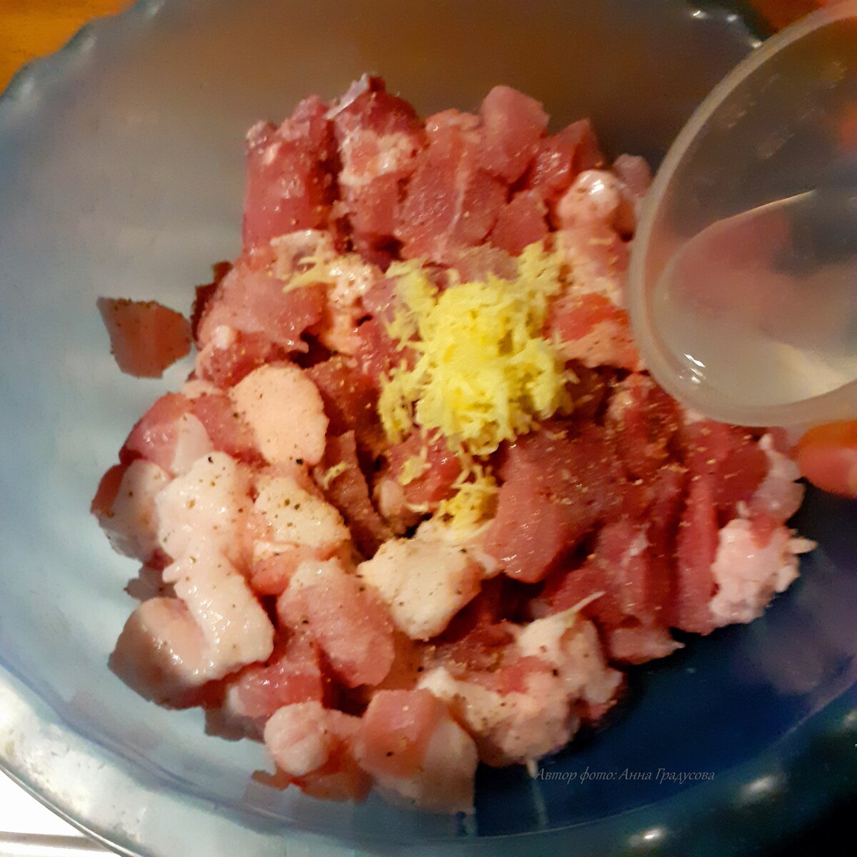 добавляем чеснок (на мелкой тёрке) и ледяную воду