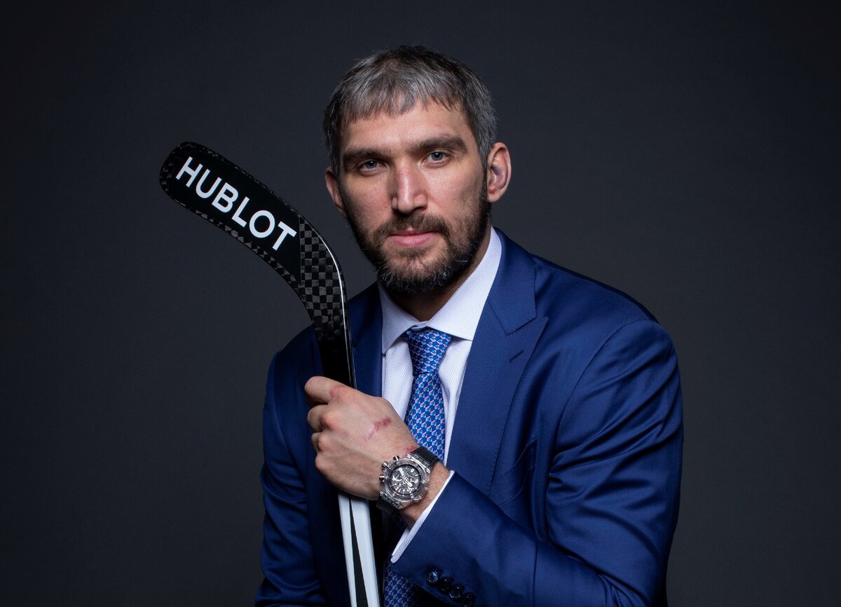 Александр Овечкин от подающего надежды до лучшего в мире:Овечкин дебютировал в Суперлиге в возрасте 16 лет. В составе юниорской сборной России он завоевал серебряную награду турнира, стал лучшим игроком первенства по набранным очкам. На фото: хоккеист Александр Овечкин, победивший в номинации «Будущее российского спорта» на церемонии вручения ежегодной премии. 2003 год.