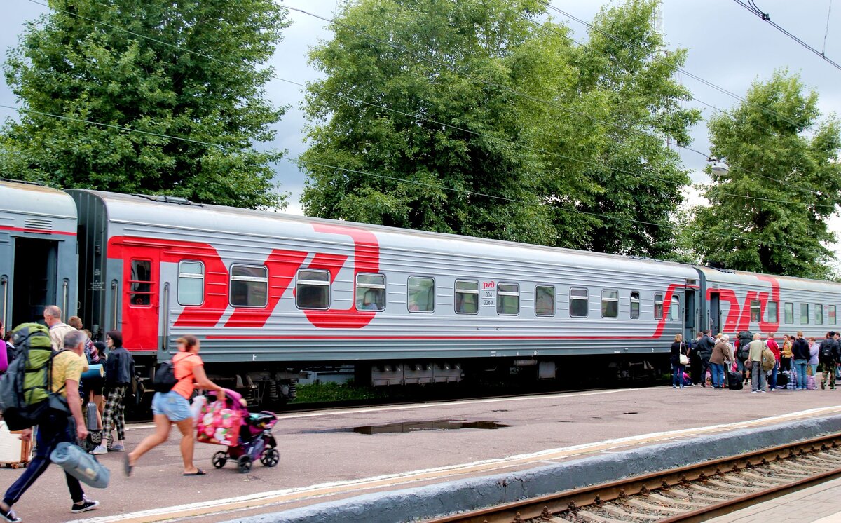 Поезд Москва – Псков на Рижском вокзале Москвы летом 2019 года.