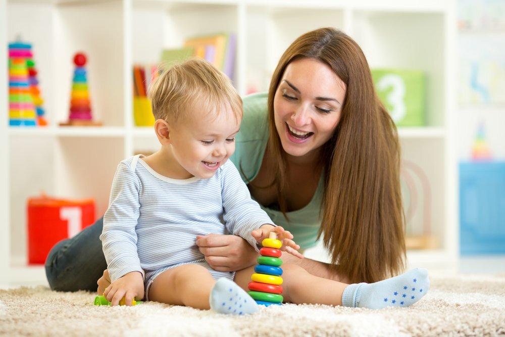☀ Всем доброго вечера! 🤗 
Сегодня мы с вами начнем рассматривать тему

👪 Родительские ошибки в воспитании детей

Когда наши дети вырастают, мы, вспоминая детство своего ребенка, часто жалеем об упущенном времени.

Потому как с высоты жизненного опыта, нам становятся видны наши промахи в воспитании.

Конечно, мы всегда можем оправдаться, что были молоды, что у нас не хватало времени.

Но толку от наших оправданий, ни будет никакого. Потому как упущенное время не вернешь.

Как правило, родители всегда получают тех детей, которых они сами воспитали.
Или правильней сказать "недовоспитали".

А менять взрослого человека всегда сложнее, чем сразу с рождения относится к малышу именно так, как вы хотели бы, чтоб он во взрослой жизни относился к вам, к окружающим.

Но наука воспитания малышей далеко не так проста, как кажется изначально.

Воспитывая очень важно знать какие наши действия, слова, поступки - откликнутся нам в будущем, как будет вести себя ребенок по отношению к нам, к социуму.
Насколько ему удастся быть успешным.

🤫Сегодня я вас ознакомлю с первой ошибкой при воспитании ребенка.

‼ Не умели наслаждаться общением с малышом

Маленький ребенок, за короткий срок проходящий путь от безвольного комочка до относительно самостоятельного человека, очень нуждается в постоянном контакте с взрослыми.

Но, правда в том, что и родителям необходимо это общение.

Да, свободного времени становится гораздо меньше, и все нормально, если мама занимается своими делами, пока кроха увлекся игрой.

Но если превратить это в привычку, то однажды, оторвав взгляд от монитора, можно вдруг заметить, что ребенок вырос и живет своей жизнью.

👍🏻Упущенного времени не вернуть, так что постарайтесь быть не только рядом с малышом, но и вместе с ним, и получайте удовольствие от вашего общения.

⁉Подумайте, и напишите к какому последствию, по Вашему мнению может привести такое постоянное поведение взрослого?

Завтра вы узнаете о 2 ошибке.
