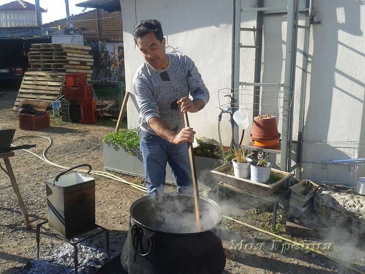 Праздник Гурунохара, забой свиньи. Готовятся шкварки