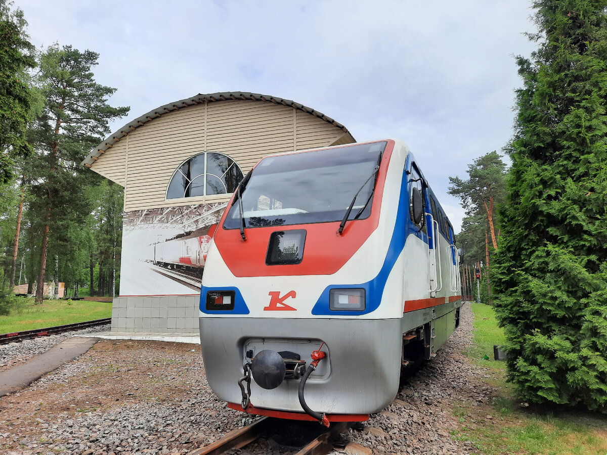 Депо Московской детской железной дороги и тепловоз ТУ-10, сделанный в Удмуртии Камбарским машиностроительным заводом. Это один из трёх тепловозов МДЖД.