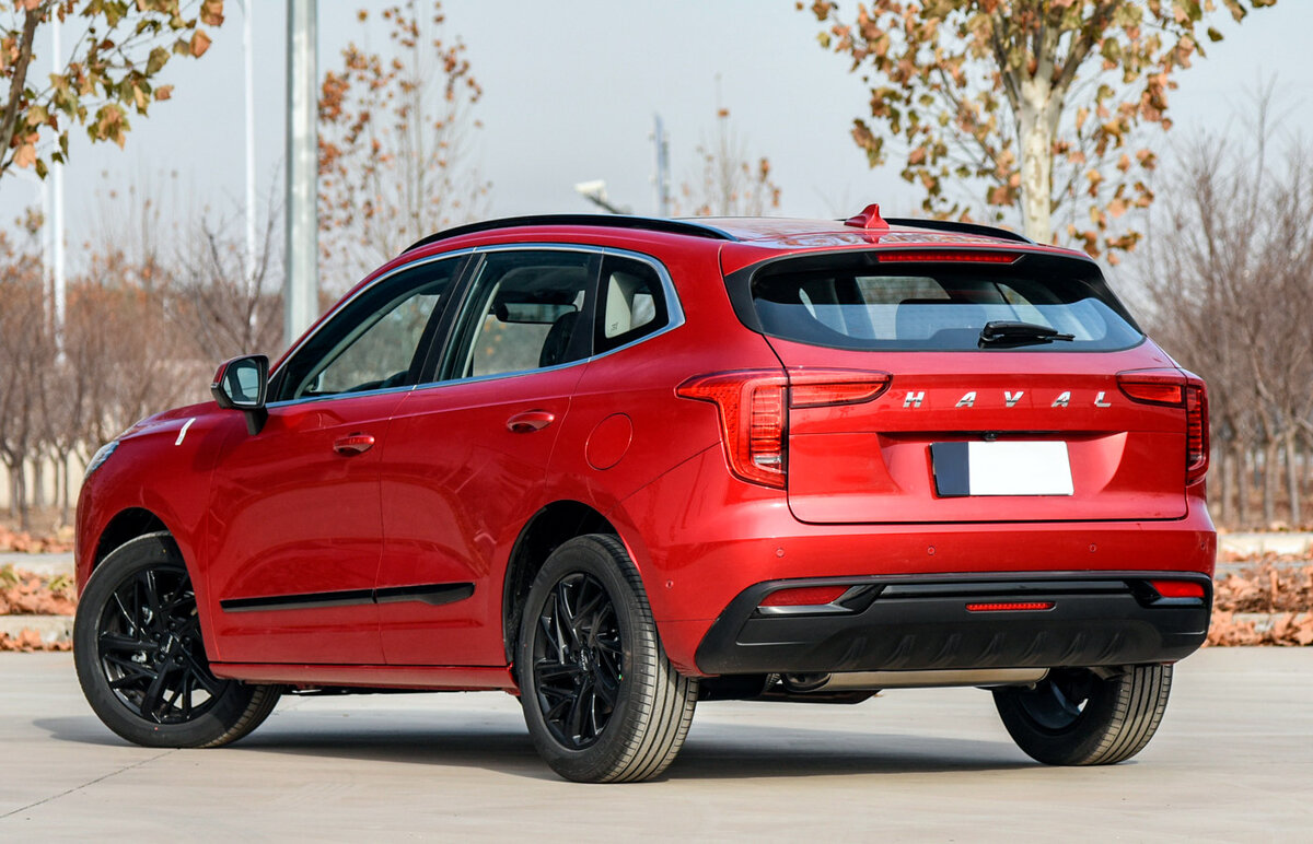 Внешне Haval Jolion «щеголяет» броским, привлекательным, современным и энергичным обликом – залихватская «физиономия» с грозно нахмуренными фарами, шестиугольной решеткой радиатора и «клыкастым» бампером, подтянутый силуэт с покатой крышей, выразительными боковинами и правильными росчерками колесных арок, изящная корма с эффектными фонарями-бумерангами, крупной пятой дверью и аккуратным бампером. 