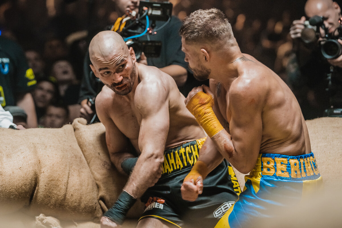 Бойцы из двух разных миров встретились на турнире украинского промоушена Mahatch FC. Бывший боец UFC Артем Лобов сразился против непобежденного украинского боксера Дениса Беринчика.