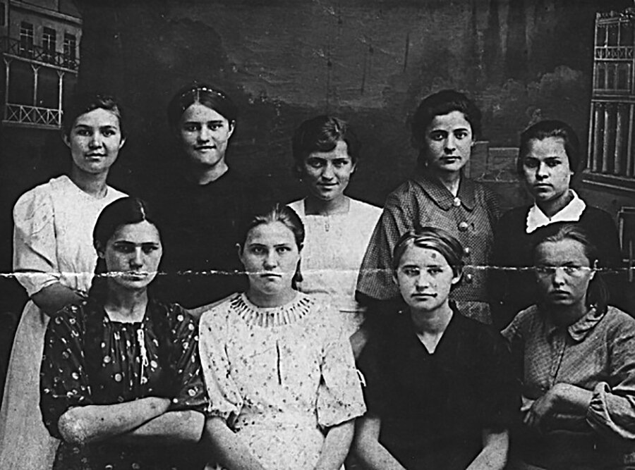 Ульяна с подругами. 