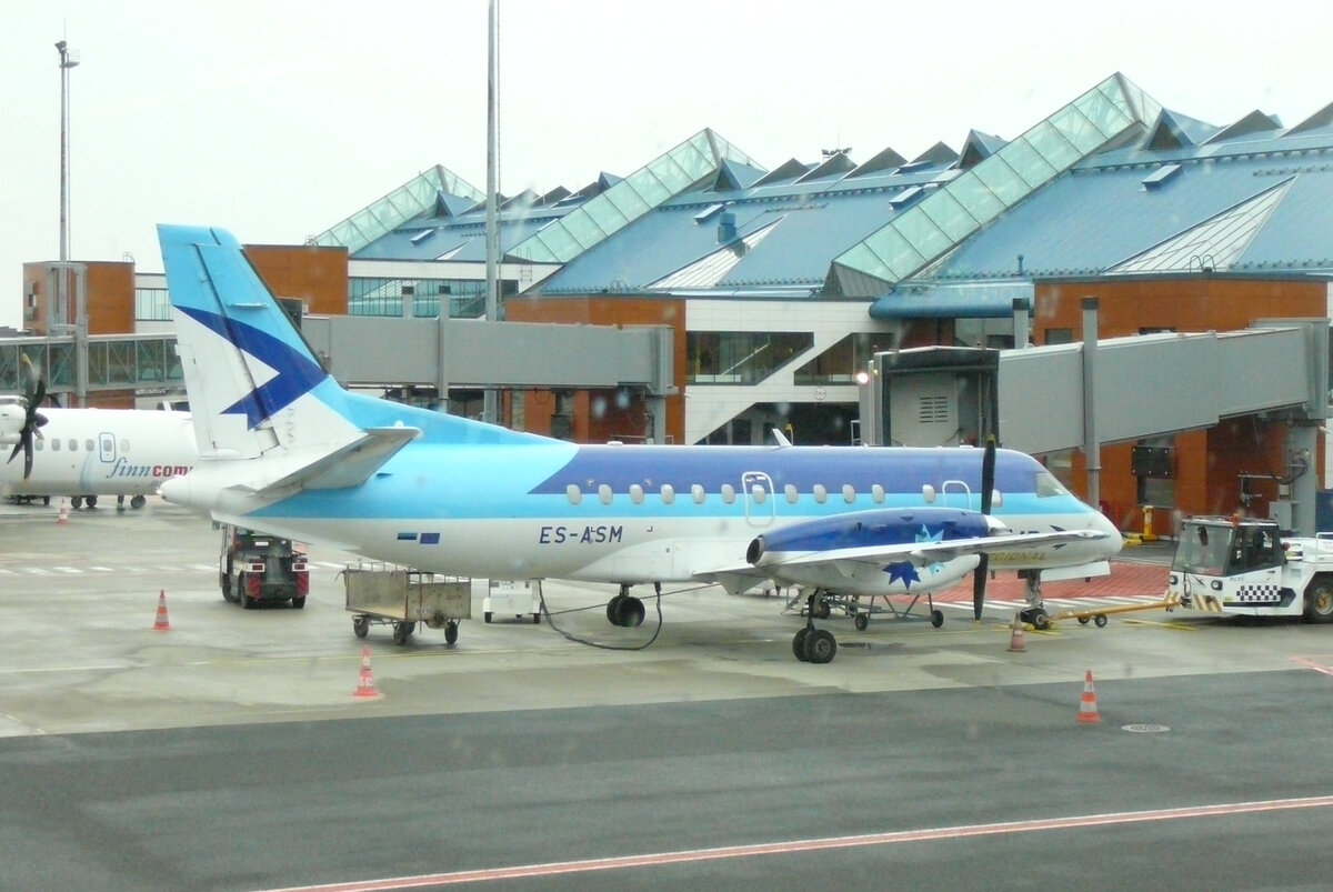 Самолет ATR-72, на котором я летела из Хельсинки в Таллинн. Это было прикольно: порядка 15 рядов кресел, по два с каждой стороны прохода, посадка через дверь в хвосте, грузят багаж, кстати, там же. В полете давали воду и по шоколадке. И из иллюминатора Финский залив было хорошо видно.