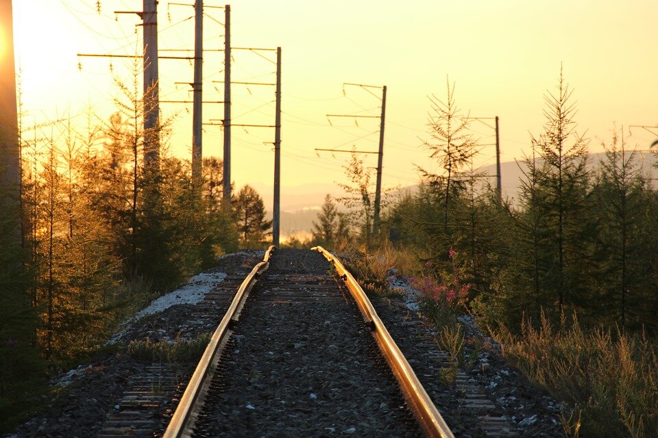 Картинка с https://pixabay.com/photos/railway-sunrise-road-siberia-1042988/