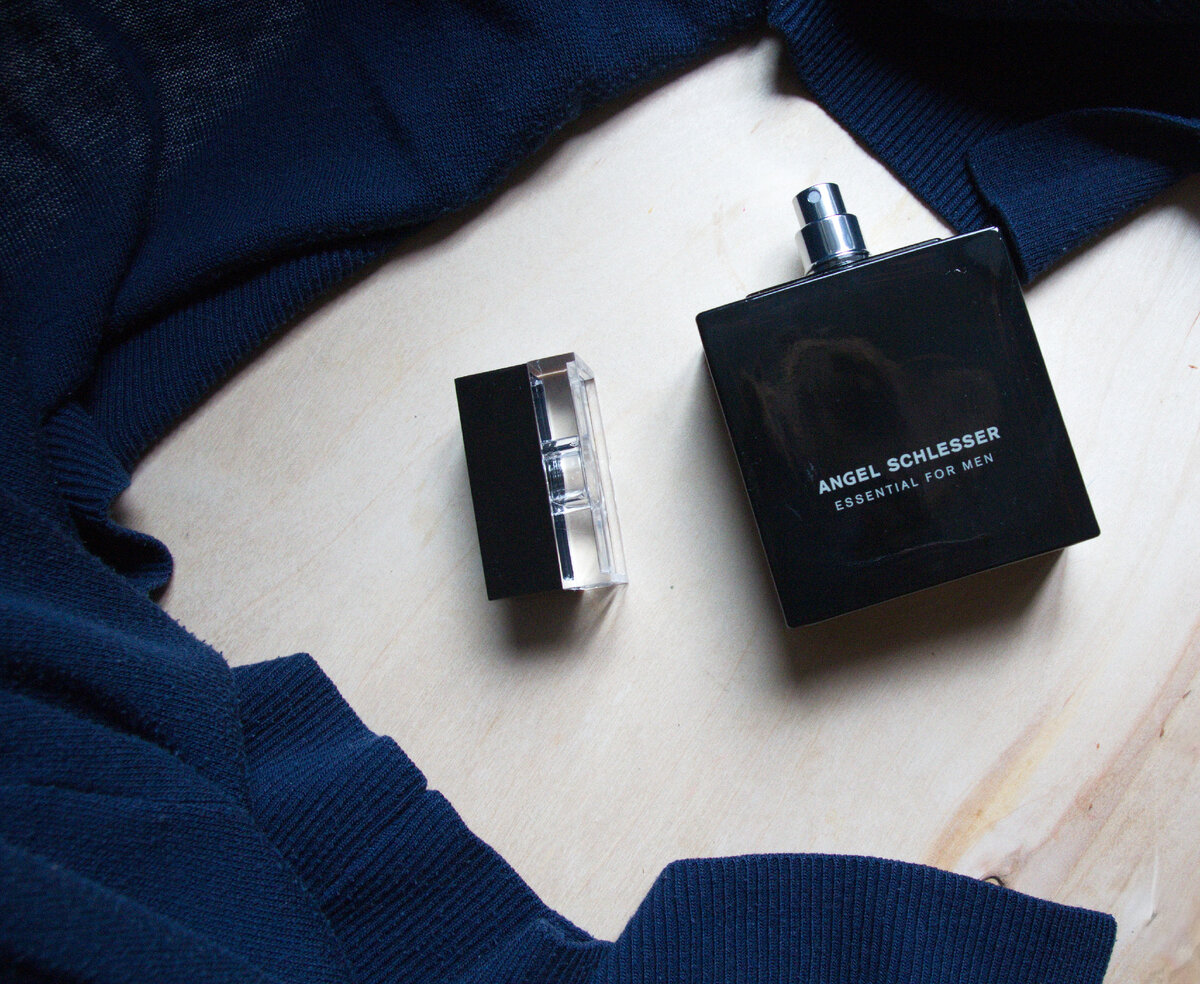 Загружается...Добавьте описаниеРедактировать галереюДобавьте описаниеМужчины, вам некогда?🔆Многим моим абстрактно-виртуальным знакомым все же нравится самим покупать себе духи. Чем они с удовольствием делятся в своих аккаунтах. Все потому, что они парфюмерные люди. 🔆Выходит, что есть время у мужчины на выбор аромата по настроению. Или ставится флакон ( флаконы) в зоне досягаемости на полку и стоит неделями. Рука тянется и, захватив удобный ( неудобные, вычурные, давно убраны с мыслью "как-нибудь потом"), орошает себя за 5 минут до выхода..Носить с собой сотку? Да боже упаси, на плече мини сумка с документами и картами, да и потом сочтут еще снобом на работе. Значит надо ороситься серьёзно утром. Чтобы воздух, поднимающийся из окна к соседям еще долго напоминал... Angel Schlesser Essential for him - слишком хорош для мужского люкса, сейчас бы такой аромат мы встретили бы в нише. Нет в нем этакого маскулинного, как бывает в фужерных. Это скорее свежий, древесный с гурманскими нотами парфюм для обоих полов. Что поделать, с 2006 года много туалетной воды утекло. Именно универсальностью Essential покоряет.  Носила на себе с каким-то удивлением и недоверием, но   не нашла ничего странного. В нем сочетаются ноты яблока и кофе, тёплые пряные ноты, лёгкие кожаные ноты подслащенные бобами тонка.  Он одновременно  и легкий и тёплый, освежает с первых нот и мягко пряно укутывает. Посоветую тем, кто любит не сладкую, древесную, кожаную историю в люксах...Парфюмер: Alberto Morillas. Верхние ноты: Яблоко и Бергамот; средние ноты: Кофе, Корица и Лист фиалки; базовые ноты: Бобы тонка, Кедр, Кожа и Мускус.https://beautyroom.ru/#парфюмерия 