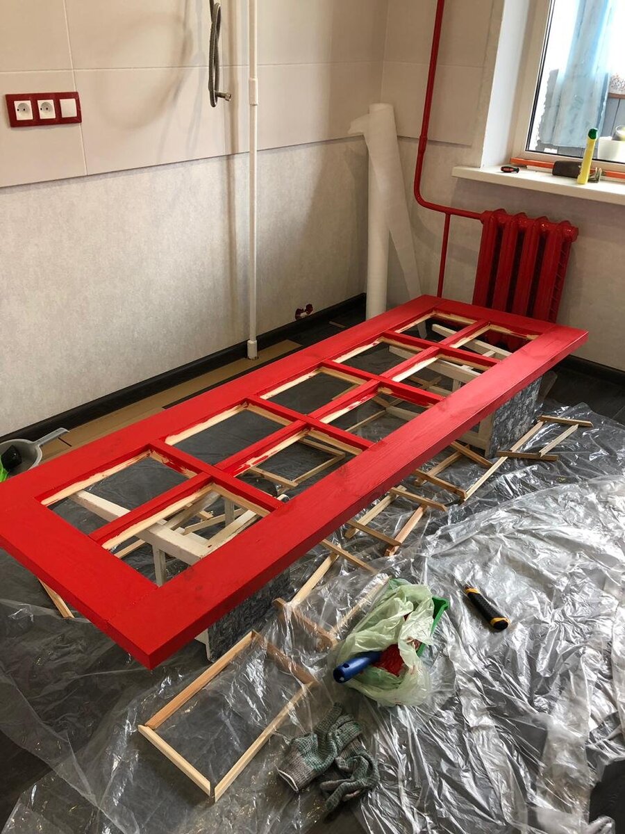 - Выбери три, которые больше всего тебе нравятся, а дальше мы уже решим, какой из них вписать в твой интерьер, - предложил я.