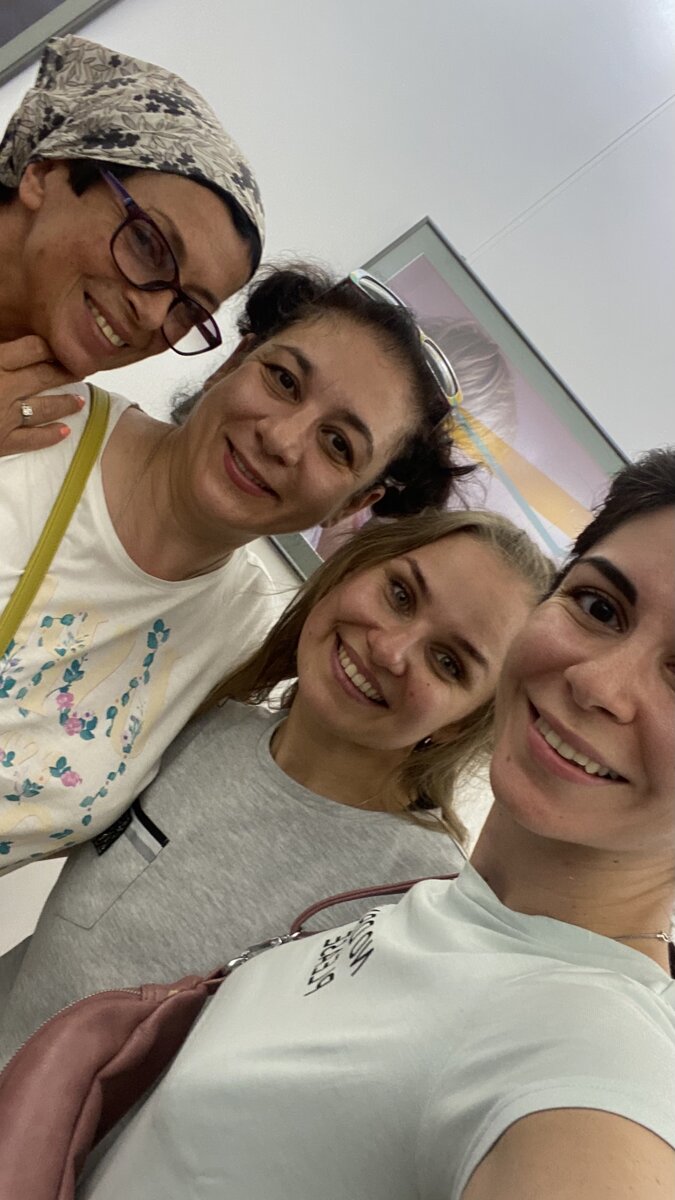 С работниками Фонда в день очередного визита - передавали с мамой одежду и обувь подшефным семьям Фонда.