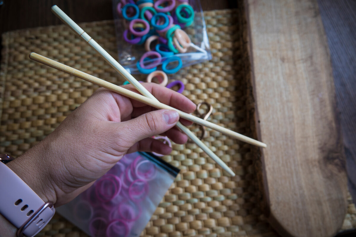 Палочки для суши использовать можно не только как приспособление для еды, но и для творчества.
